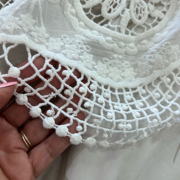 💰PRICE ⬇️ 
 BCBGMAXAZRIA • White Eyelet/ Off or On The Shoulders Top • sz Med - Picture 8 of 12